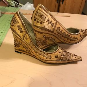 Beautiful vintage beaded mustard colored shoes 8.5